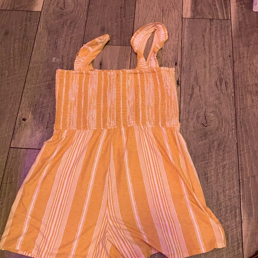 yellow and white romper, never been worn before - Picture 2 of 2